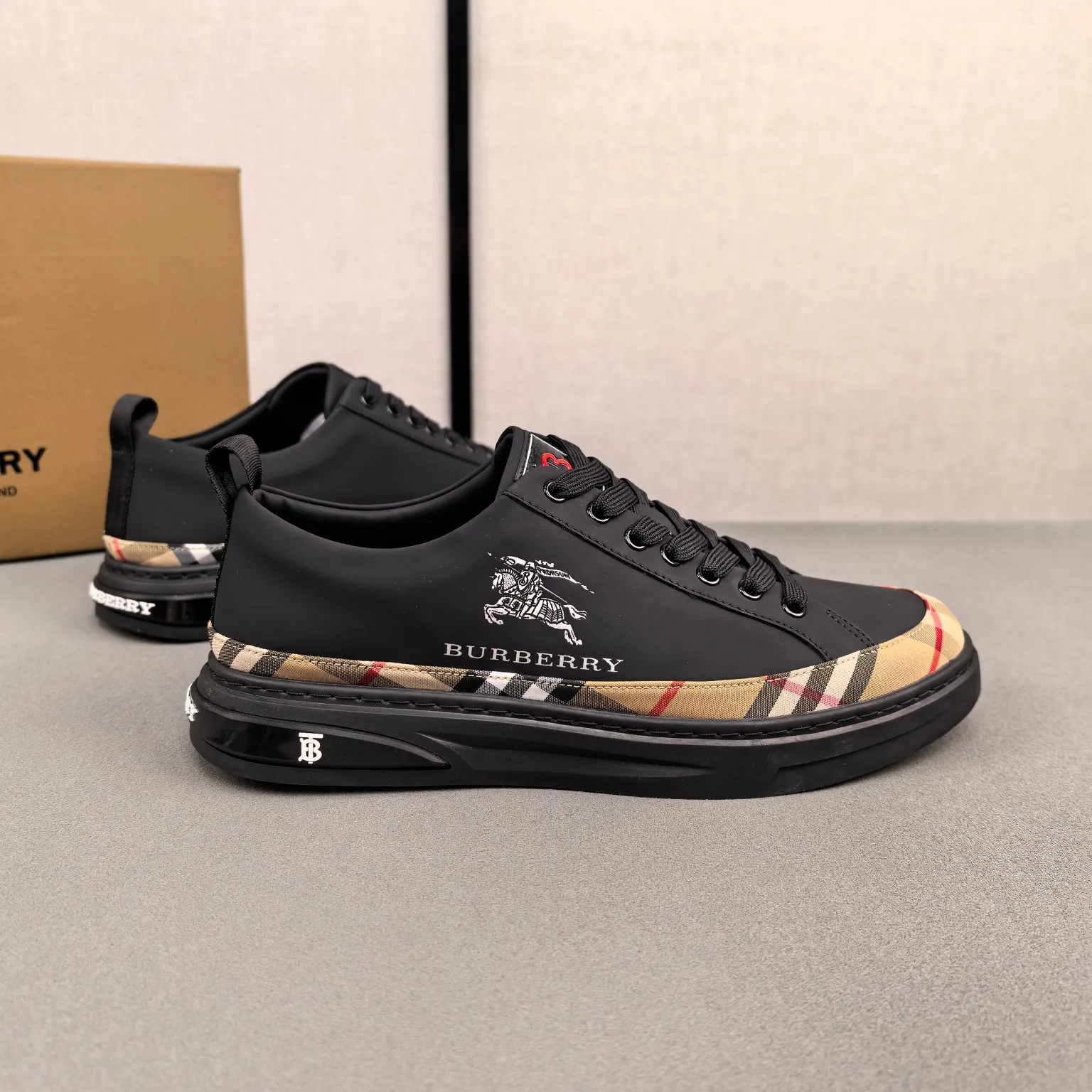 Burberry [Burberry] men's shoes 💰400💰. Fashionable sports and casual shoes, the upper is made of first-layer cowhide with plaid material, first-layer pigskin lining, and rubber outsole. Men's size 38-44.